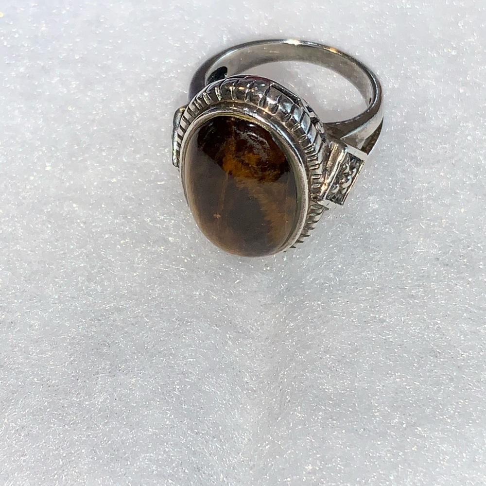Ladies Tiger’s eye ring.